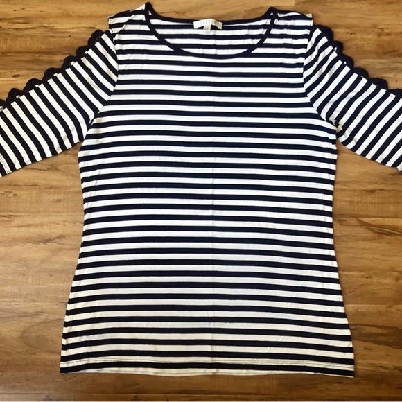 Striped. Stretch Cut off Short Sleeves Top - Picture 4 of 4